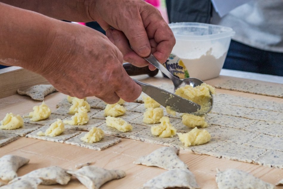 Ilustračný obrázok k článku Východniari si oblizovali prsty: V areáli skanzenu rozdali 10-tisíc pirohov, FOTO