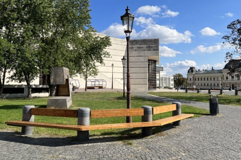 Ilustračný obrázok k článku Komfortnejšie sedenie: Na námestie sa vrátili vynovené lavičky, FOTO
