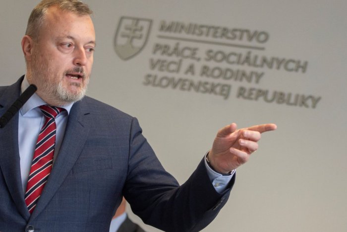 Ilustračný obrázok k článku ŠETRENIE podľa ministra Krajniaka: V piatok ZATVORIŤ úrady! HROZÍ to isté aj školám?