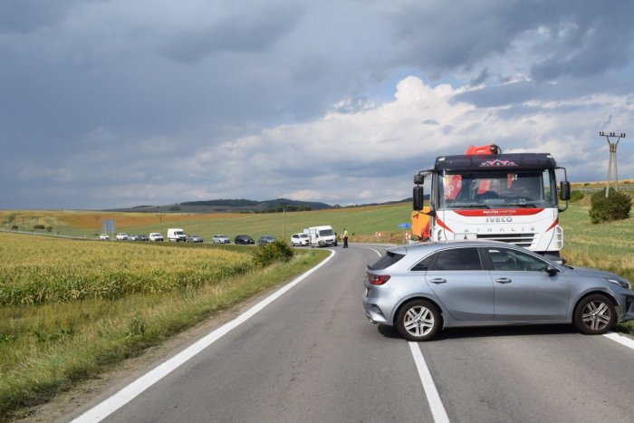 Ilustračný obrázok k článku Boli ste na mieste? Pred Kapušanmi došlo k dopravnej nehode, polícia potrebuje informácie
