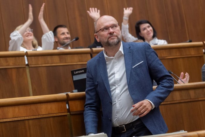 Ilustračný obrázok k článku V parlamente to VRIE, schôdzu sa na prvý pokus nepodarilo otvoriť: Má v tom prsty SaS!