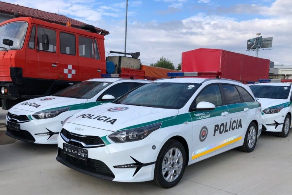 Ilustračný obrázok k článku Policajti NAFASOVALI 60 nových vozidiel: KOĽKO za ne Mikulcove ministerstvo zaplatilo?