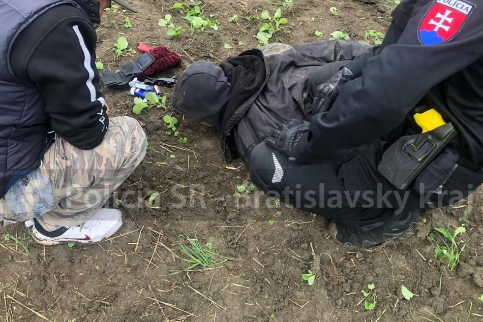 Ilustračný obrázok k článku FOTO: Veľká pátracia akcia polície! Muž pobodal ženu a ďalšie tri prepadol. Kde ho chytili?