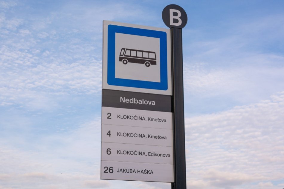 Ilustračný obrázok k článku Na zastávkach MHD pribúdajú nové označníky: Osadiť by mali aj elektronické tabule