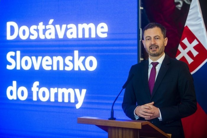 Ilustračný obrázok k článku Limuzína so šoférom NEBUDE! Heger si obuje tenisky a z domu na úrad vlády POBEŽÍ