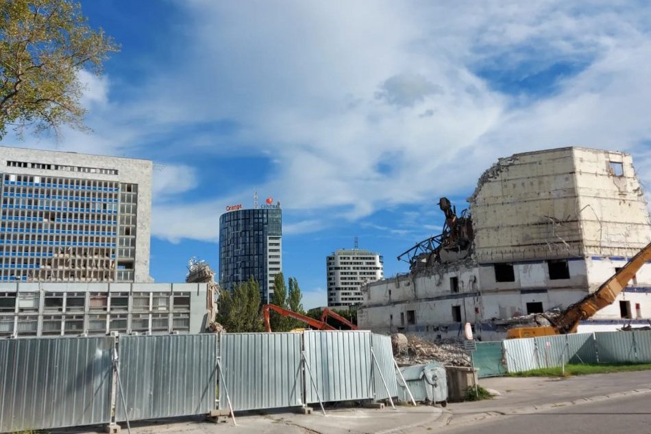 Ilustračný obrázok k článku FOTO: Istropolis ide postupne k zemi. BÚRAJÚ už aj výškovú budovu