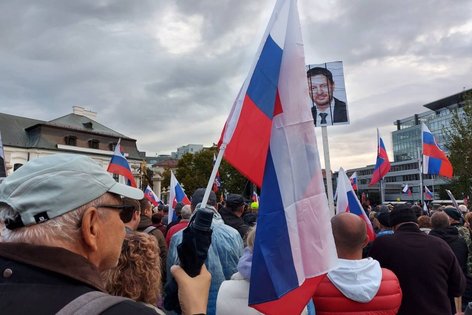 Ilustračný obrázok k článku TISÍCE ľudí protestovali proti Hegerovej vláde a prezidentke, na ktorú BUČALI: Hanba, hanba!