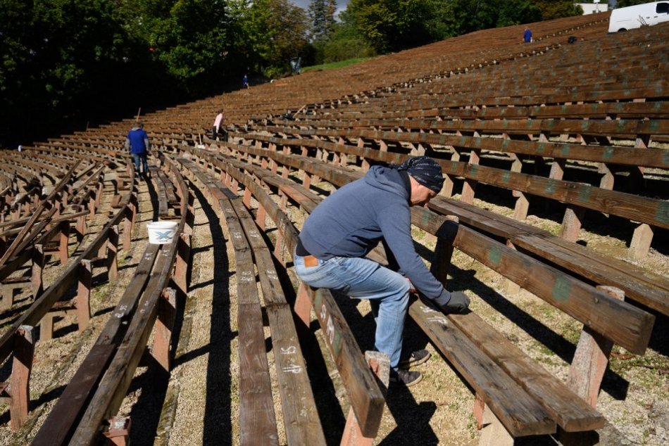 Ilustračný obrázok k článku Amfiteáter pod Zoborom dostal nové LAVIČKY: Vymenili ich dobrovoľníci, FOTO