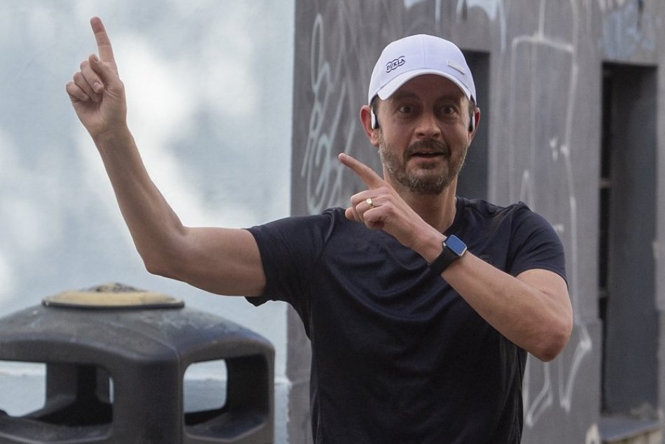 Ilustračný obrázok k článku Netypický výjav v uliciach Bratislavy: Vysmiaty Heger v šiltovke beží do práce, FOTO