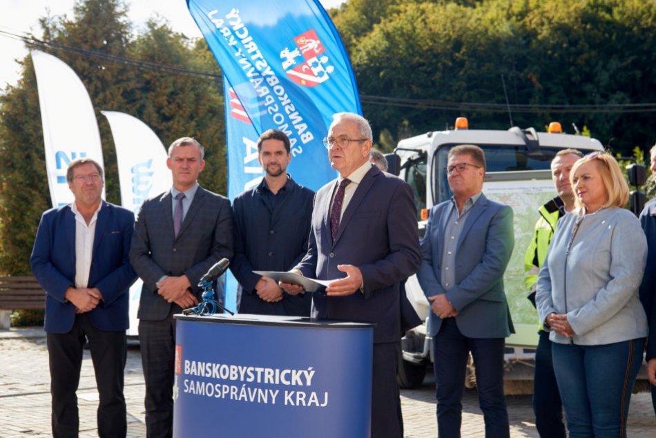 Ilustračný obrázok k článku Obnova dezolátnej cesty napreduje: Lunter prezradil, prečo obyvatelia čakali tak dlho, FOTO