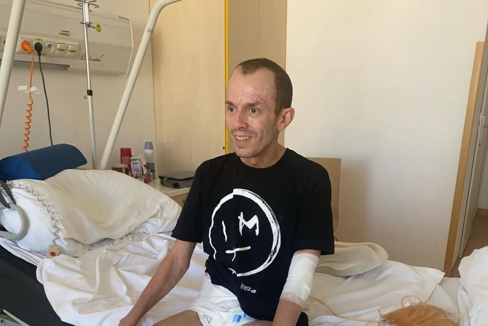 Ilustračný obrázok k článku Exmoderátor bol po nehode v umelom spánku a prišiel o NOHU: Takto sa TERAZ lieči! FOTO