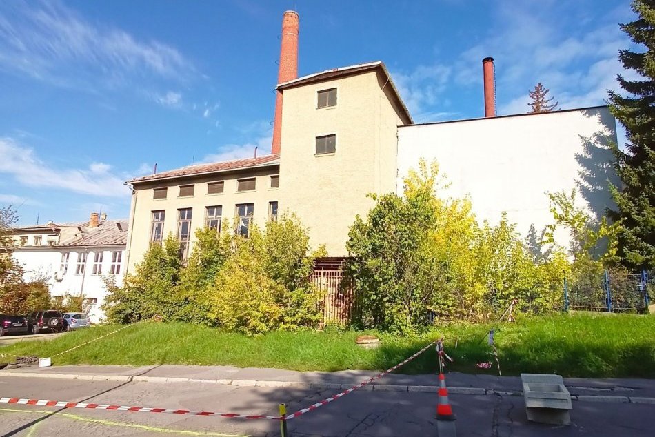 Ilustračný obrázok k článku Chystáte sa do zvolenskej nemocnice: Dajte si POZOR, časť cesty a chodníka uzatvorili