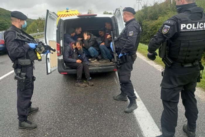 Ilustračný obrázok k článku Policajti zastavili podozrivú dodávku: Tlačilo sa v nej 23 nelegálnych migrantov