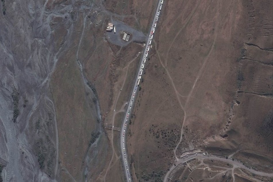 Ilustračný obrázok k článku Kolóny áut a ÚTEK bohatých Rusov súkromnými letmi: Situácia je absolútne šialená!