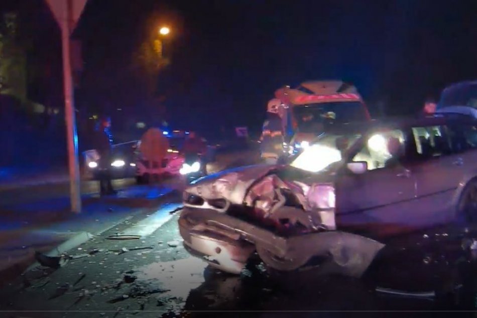 Ilustračný obrázok k článku DRAMATICKÉ chvíle pod Zvolenským zámkom: Po čelnej zrážke nasledovala záchranná akcia, FOTO