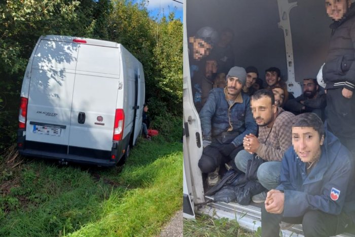 Ilustračný obrázok k článku Kuriózny útek pred policajtmi: Vodič za jazdy VYSKOČIL z auta plného migrantov