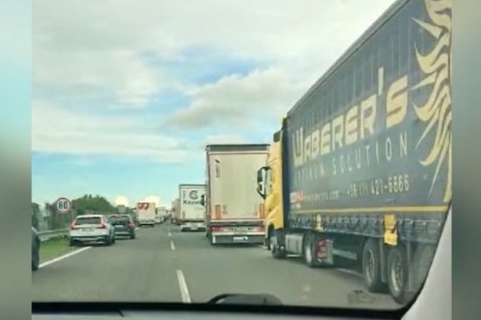 Ilustračný obrázok k článku VIDEO: Na hraniciach s Českou republikou sa tvoria OBROVSKÉ kolóny!