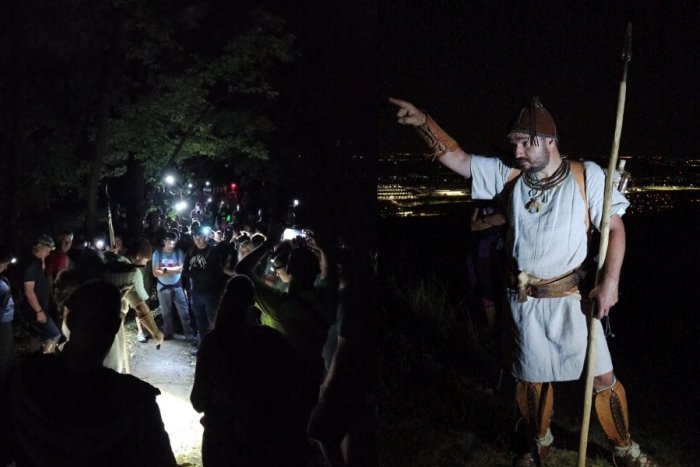 Ilustračný obrázok k článku Pripravte si čelovky! Turistov lákajú na nočné putovanie zoborskými lesmi