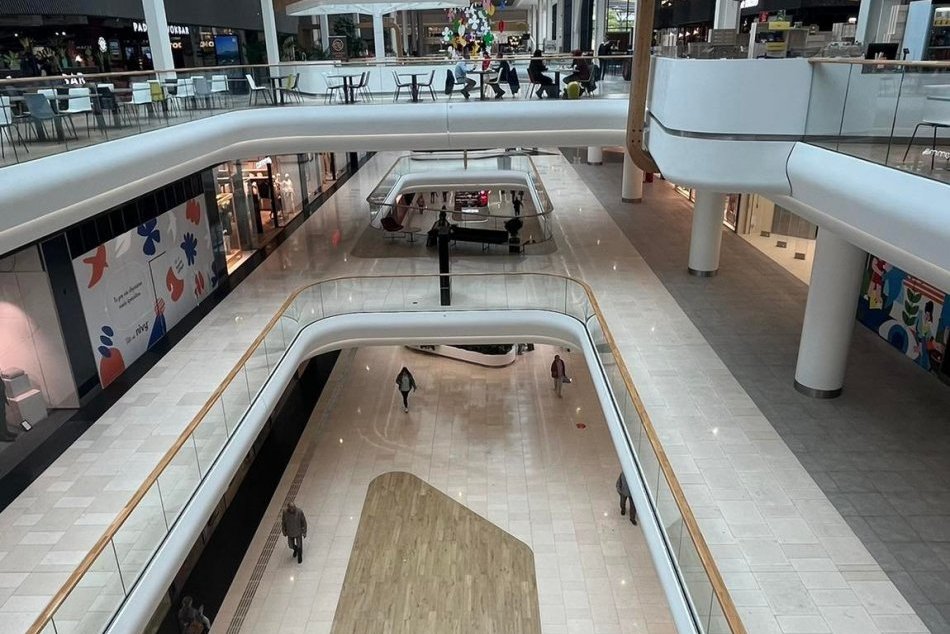 Ilustračný obrázok k článku Iba 14-ročný chlapec v komplexe Nivy NAPADOL tínedžera: Päsťou ho UDREL do tváre, trestu neujde!