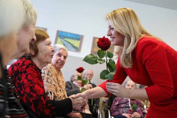 Ilustračný obrázok k článku Pomáhajme seniorom, vyzýva prezidentka: Je bolestné vidieť, ako sa musia uskromňovať