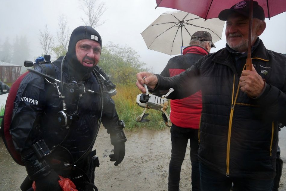 Ilustračný obrázok k článku Fľaše, dron aj ZÁVOJ nevesty: Z tatranských plies vylovili vyše STO kíl odpadu!