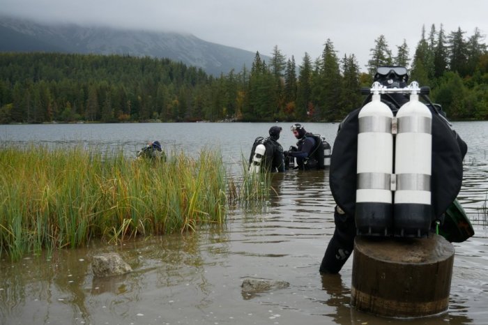 Ilustračný obrázok k článku Do čistenia plies v Tatrách sa zapojilo REKORDNÝCH 80 potápačov: Vo vode našli aj KURIOZITY