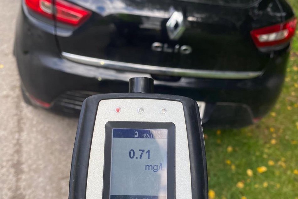 Ilustračný obrázok k článku ZARÁŽAJÚCI prípad z Banskobystrického kraja: Opitý muž jazdil rovno pred školou, FOTO