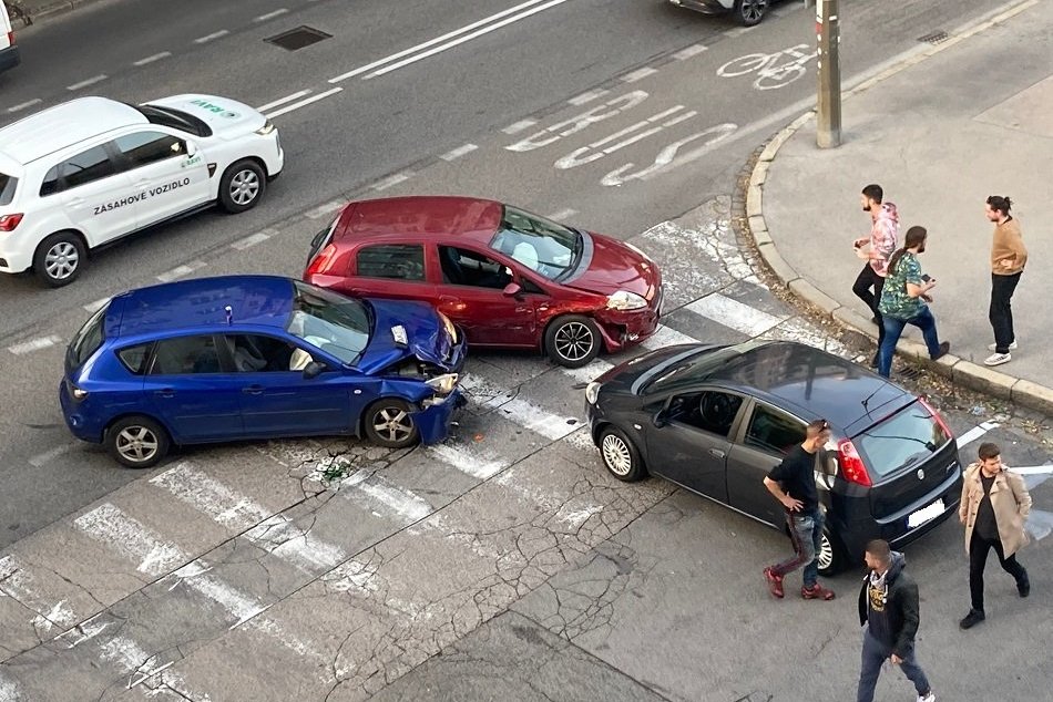 Ilustračný obrázok k článku Počas Dědečkovho príchodu došlo k NEHODE: Vodiči nezvládli opatrenia, zrazili sa 3 autá!