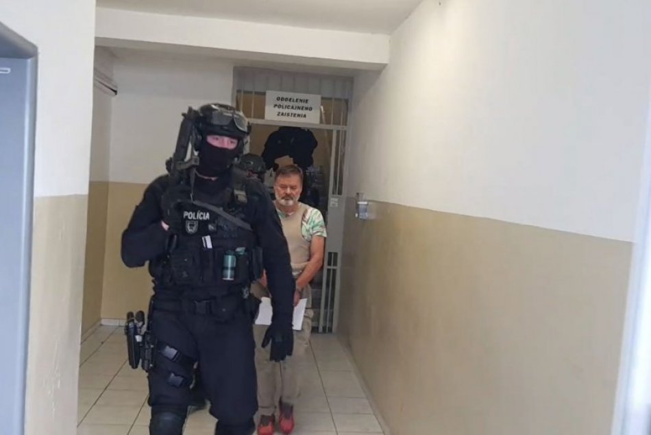 Ilustračný obrázok k článku MIMORIADNA správa: Polícia v hlavnom meste uzatvára ulice, Dědeček ide na súd! FOTO