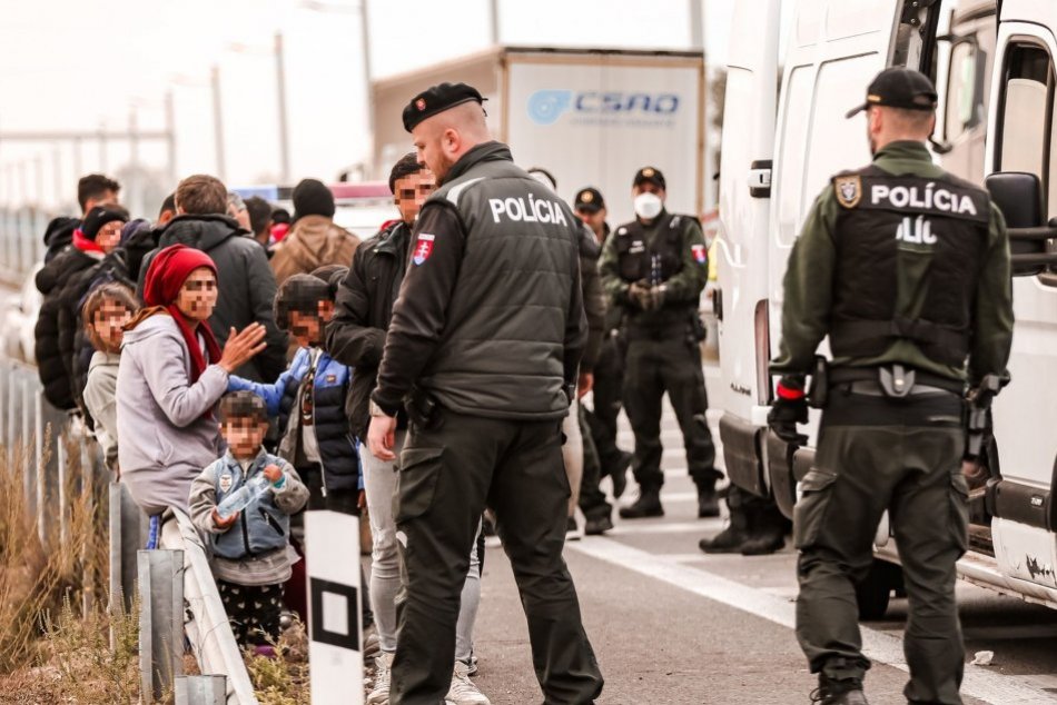 Ilustračný obrázok k článku V Nitrianskom kraji chytili ďalšieho prevádzača: V aute ukrýval 29 migrantov!