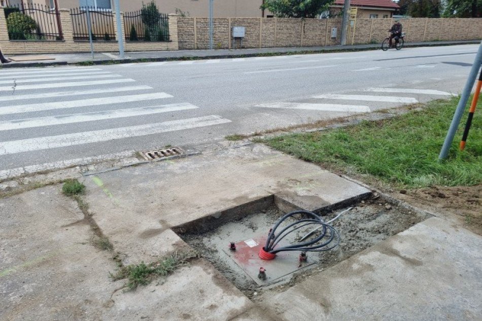 Ilustračný obrázok k článku Rodičia detí si vydýchnu: Priechod na frekventovanej ceste v Šali bude bezpečnejší