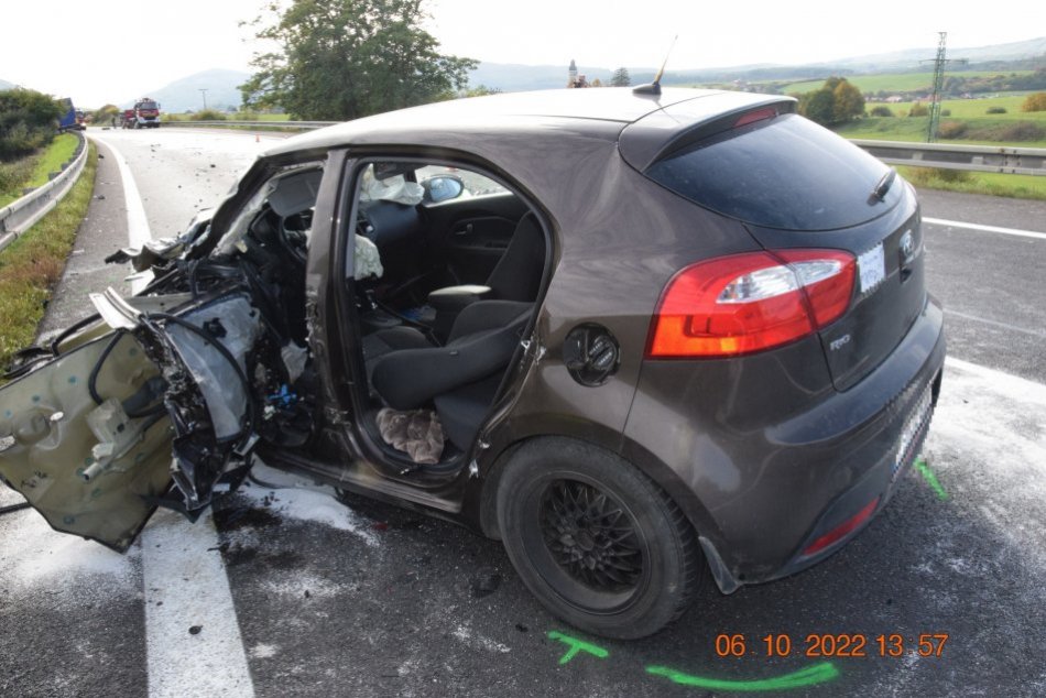 Ilustračný obrázok k článku Čelná zrážka kamióna s autom si vyžiadala ŤAŽKÉ zranenie: Polícia hľadá svedkov, FOTO