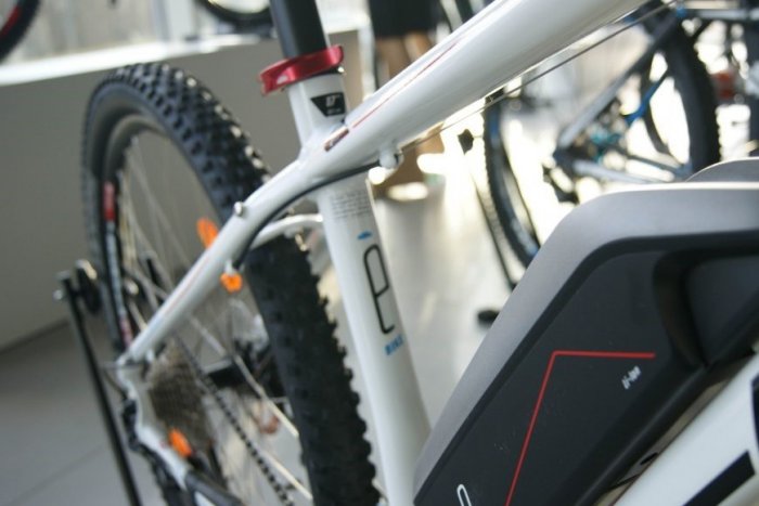 Ilustračný obrázok k článku Krádež pred popradskou predajňou: Zmizli odtiaľ 4 elektrobicykle!