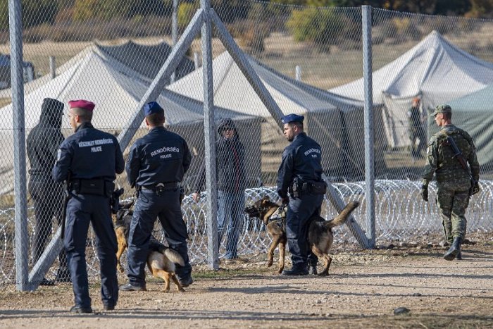 Ilustračný obrázok k článku SVET O SLOVENSKU: Orbán má buď deravý plot, alebo k nám migrantov púšťa naschvál!