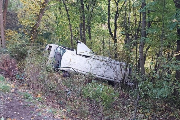 Ilustračný obrázok k článku Pri Kremnici havarovala dodávka plná migrantov: Vodič je na ÚTEKU!