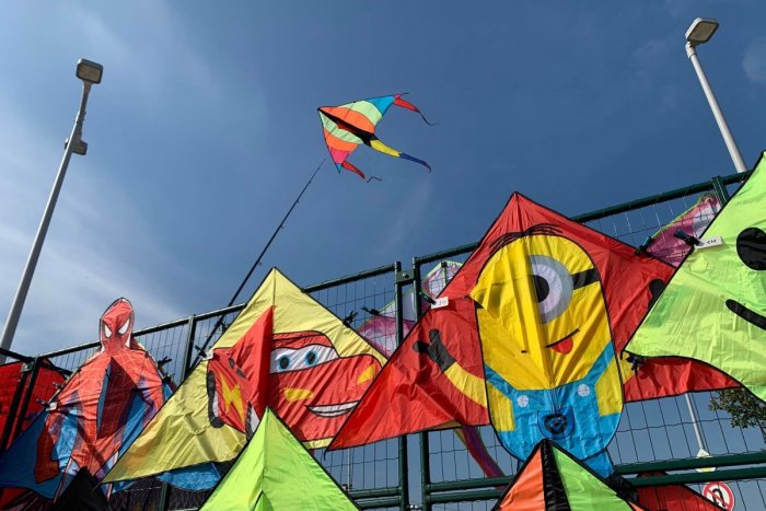 Ilustračný obrázok k článku Muži jazdili na motorke a púšťali si šarkana: Zásah ELEKTRICKÝM prúdom! Skončili v nemocnici