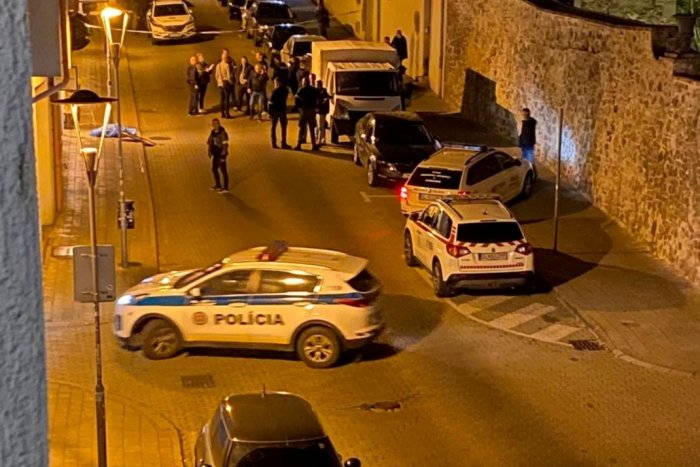 Ilustračný obrázok k článku Strelec, ktorý na Zámockej zabil 2 ľudí, je na ÚTEKU a je OZBROJENÝ: Tu je opis útočníka!