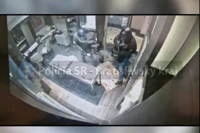 Ilustračný obrázok k článku Polícia hľadá páchateľov lúpeže luxusných hodiniek + VIDEO z prepadu klenotníctva