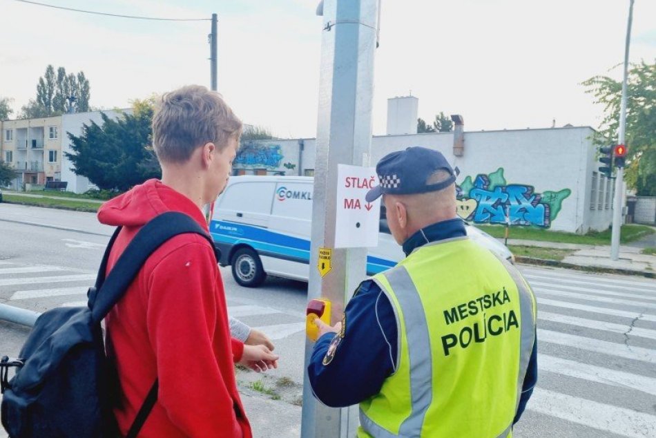 Ilustračný obrázok k článku Bezpečnejšie prechádzanie cez cestu: Na priechode spustili novú svetelnú signalizáciu