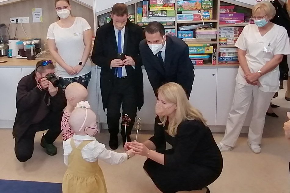 Ilustračný obrázok k článku Čaputová navštívila nemocnicu s DARČEKMI: Sama však bola obdarovaná, FOTO