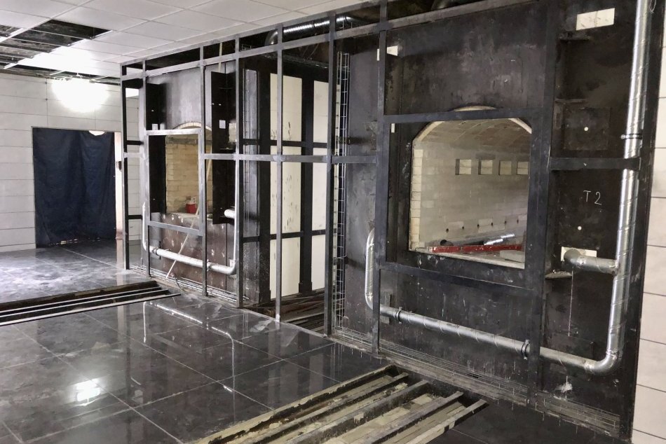 Ilustračný obrázok k článku Po 2 neúspešných pokusoch je tu TRETÍ: Rekonštrukcia kremačných pecí v Bystrici pokračuje