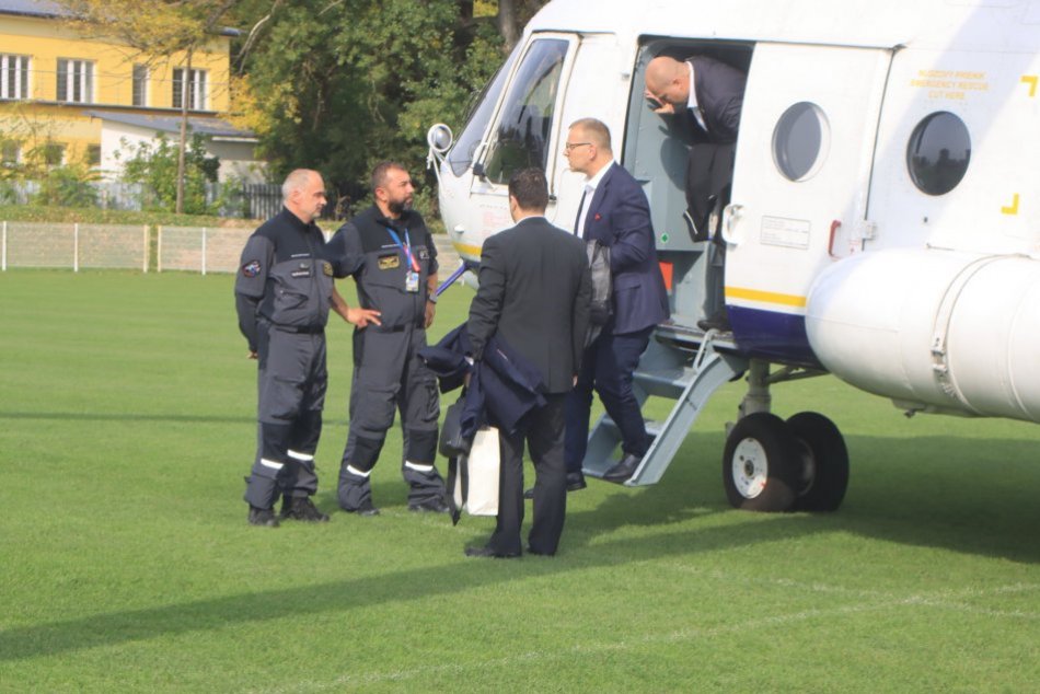 Ilustračný obrázok k článku VRTUĽNÍKOM do R. Soboty! Kollár s Krajniakom rozdali sladkosti, POKLEPKALI a stihli zábavu