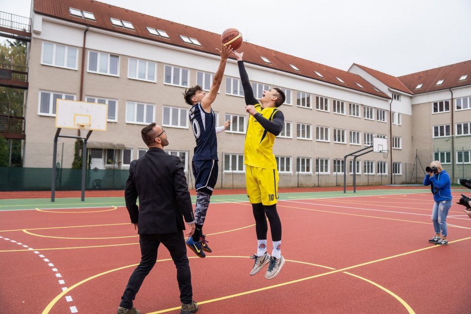 Ilustračný obrázok k článku Práce za stovky tisíc eur: V strednej športovej škole zmodernizovali areál, FOTO