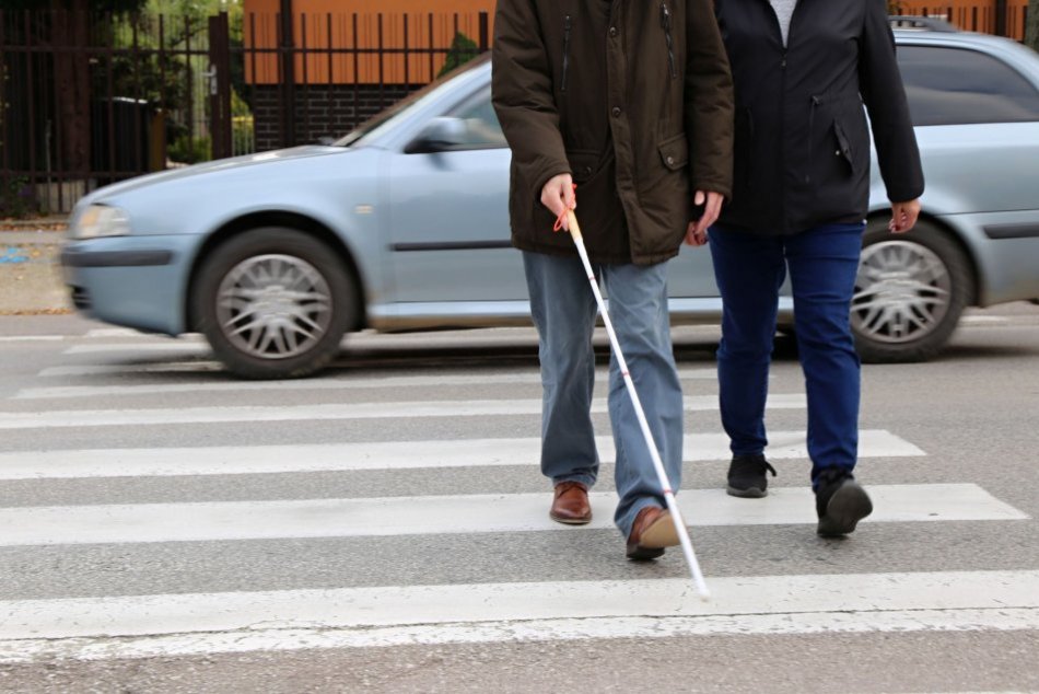 Ilustračný obrázok k článku Na priechody vyšli chodci s bielou paličkou: Koľko vodičov im NEZASTAVILO?