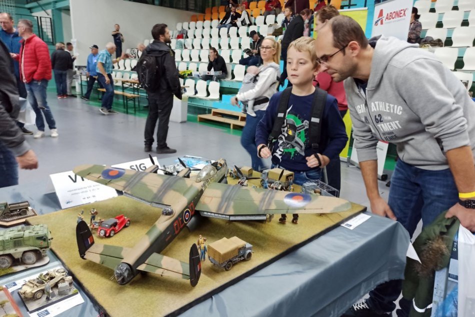 Ilustračný obrázok k článku Športová hala na Klokočine praskala vo švíkoch: Zaplnili ju nadšení modelári, FOTO