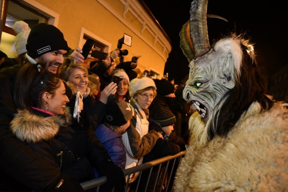 Ilustračný obrázok k článku POCHOD Krampusov v Seredi vyvolal vášne: Cirkev ho chcela zakázať, občania spísali petíciu
