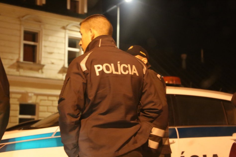 Ilustračný obrázok k článku Vyšetrovanie útoku za bozk chlapcov v Nitre pokračuje: Prípad si prevzala NAKA