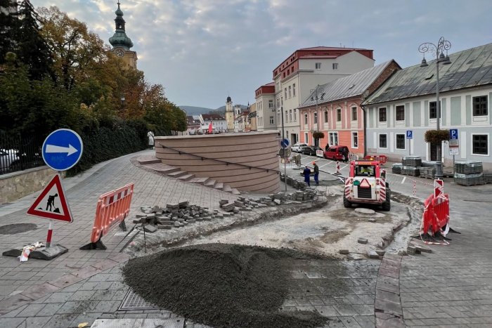 Ilustračný obrázok k článku Bystričanov čakajú výrazné OBMEDZENIA: Časť ulice v centre úplne UZAVRÚ