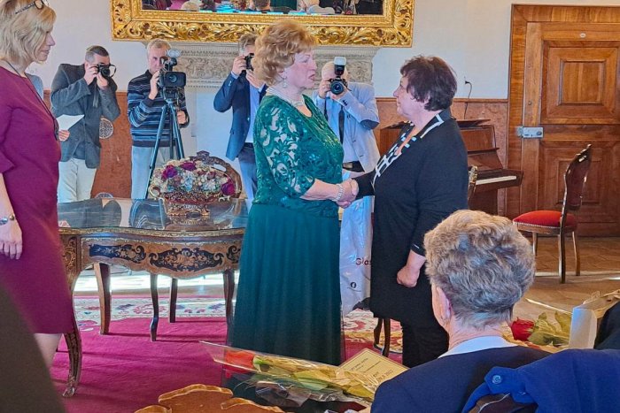 Ilustračný obrázok k článku Dojímavý PRÍBEH Popradčanky: Helena je ZLATOU seniorkou, stará sa o dcéru v bdelej kóme