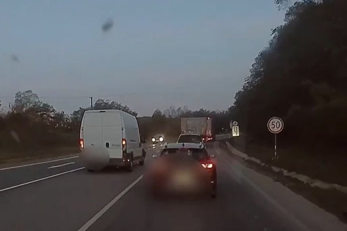 Ilustračný obrázok k článku Hrozivé manévre vodiča dodávky na Podpoľaní: ŠIALENÚ jazdu zachytili na VIDEO